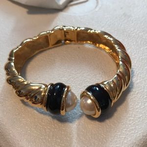 Gold bracelet with pearl ends